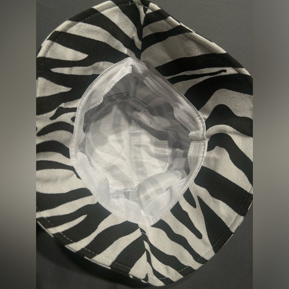 SHEIN Zebra Print Bucket Hat - Picture 4 of 4